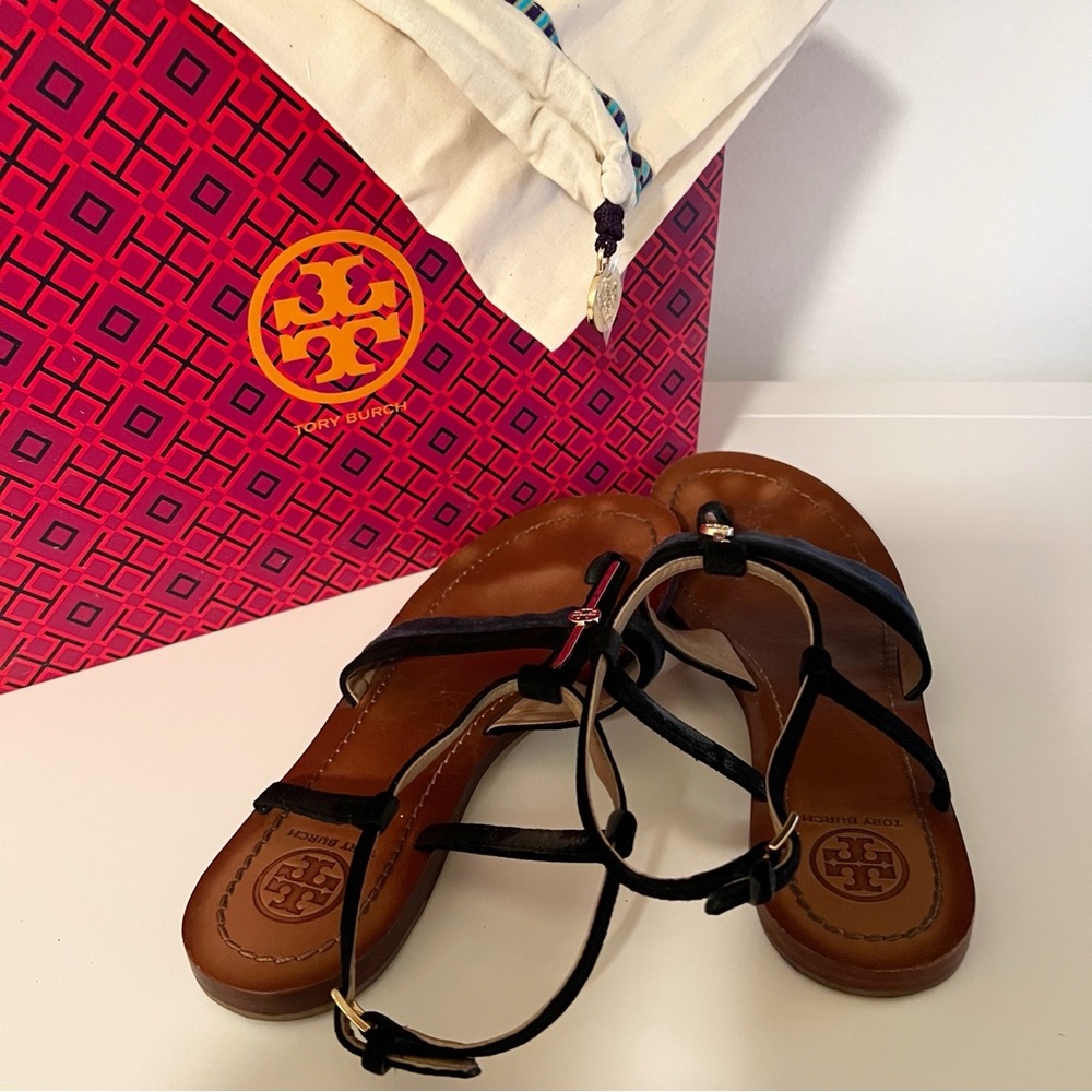 Tory Burch BAR LOGO flat sandal Lancaster Suede Navy & Black with Gold hardware - Picture 5 of 9
